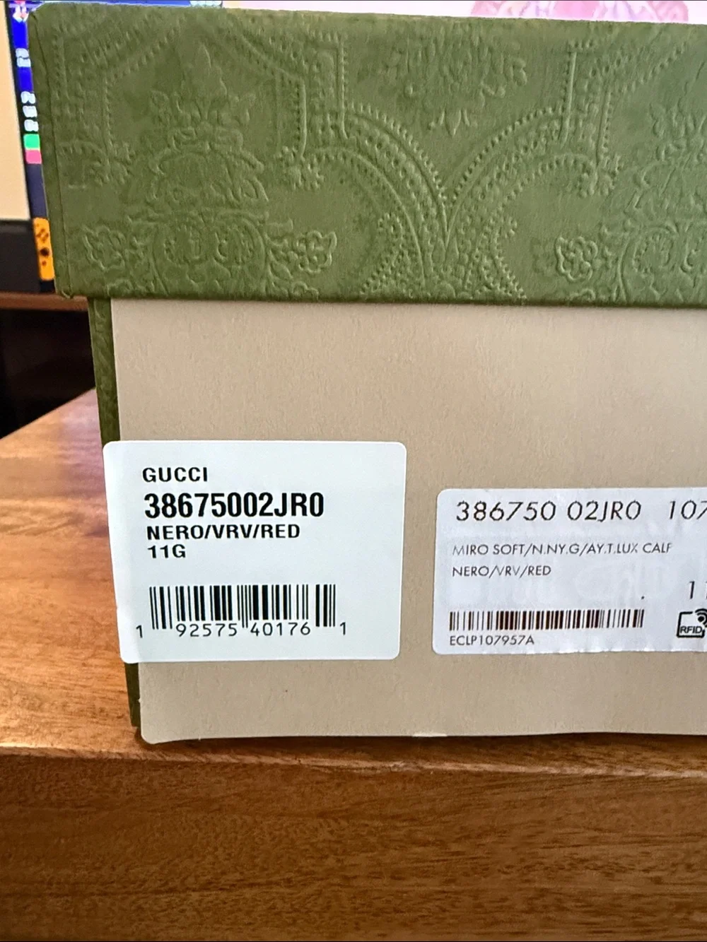 Gucci Men’s low-top leather sneakers with web stripe (Size 11 US / 10 UK)